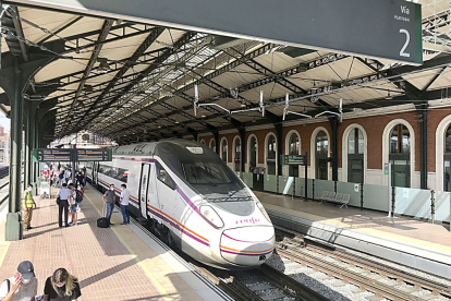 Pasajeros se disponen a subir a un tren Avant en la Estación Campo Grande de Valladolid. ICAL