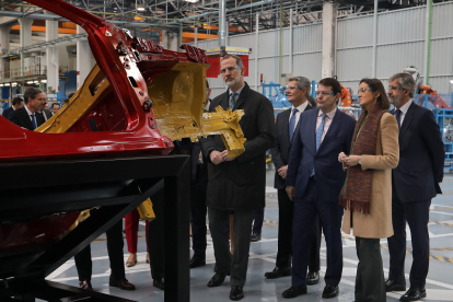 El rey Felipe VI, junto al presidente de la empresa Francisco Riberas, en su visita a la planta de Gestamp. - ICAL