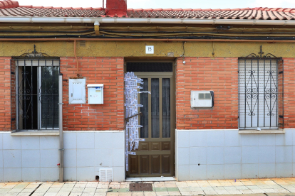 Casa precintada de las gemelas halladas muertas en su domicilio de la calle Mallorca 15 de Palencia. ICAL