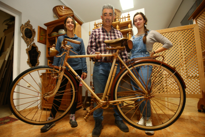 Reproducción en madera de la mítica bicicleta BH Gacela hecha por la artesanía Anmar de Cabañas Raras (León). ICAL