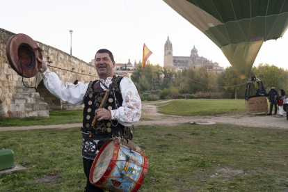 El Mariquelo sobrevuela en globo el centro de la ciudad de Salamanca antes de su tradicional subida la la catedral el domingo. ICAL