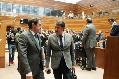 El presidente de la Junta, Alfonso Fernández Mañueco, y el consejero de Medio Ambiente, Juan Carlos Suárez Quiñones, tras finalizar la segunda sesión del Pleno de los Presupuestos Generales de la Comunidad para 2023.- ICAL