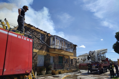 Un incendio calcina por completo una vivienda en Porqueros, León. -ICAL