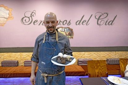 El cocinero Nano Catalina, posa en el interior de uno de los comedores del restaurante Senderos del Cid.  /