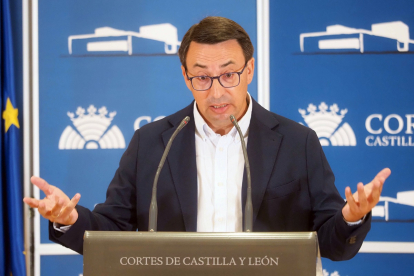 El portavoz de Educación del Grupo Parlamentario Socialista, Fernando Pablos, realiza una valoración de la política de investigación científica de la Junta de Castilla y León.- ICAL