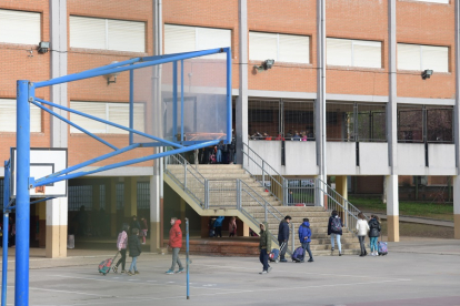 Entrada al colegio Anduva en Miranda de Ebro.- ICAL