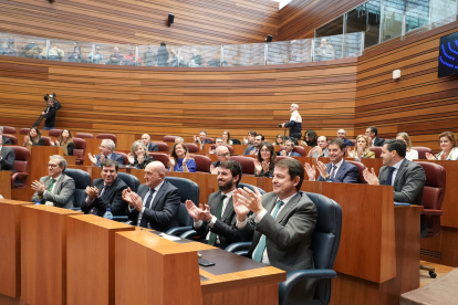 El presidente de la Junta, Alfonso Fernández Mañueco, y el vicepresidente, Juan García Gallardo, aplauden tras ser aprobados los Presupuestos de la Comunidad para 2023. - ICAL