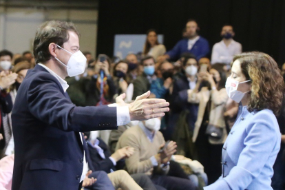Alfonso Fernández Mañueco se abraza con Isabel Díaz Ayuso en un acto de campaña electoral.- ICAL