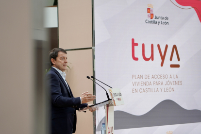 El presidente de la Junta de Castilla y León, Alfonso Fernández Mañueco, durante la presentación del nuevo Plan de Vivienda Joven 'Tuya'. ICAL