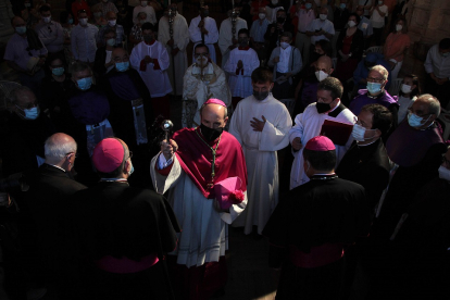El Obispo electo de la Diócesis de Astorga, Jesús Fernández González, acompañado del nuncio, Bernardito Auza | ICAL