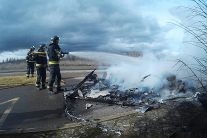 Arde una caravana que circulaba enganchada a un vehículo en la N-601 en Mansilla Mayor (León). -ICAL