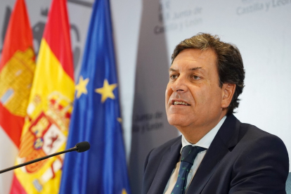 El portavoz de la Junta de Castilla y León, Carlos Fernández Carriedo, durante la rueda de prensa.- ICAL
