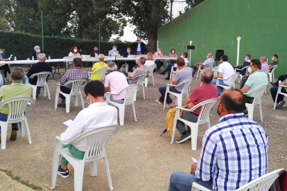 La directora general de desarrollo, María Gonzalez, se reúne en la localidad leonesa de Matanza de Oteros con la Comisión Local de la Concetración de Otero (León y Valladolid).- ICAL