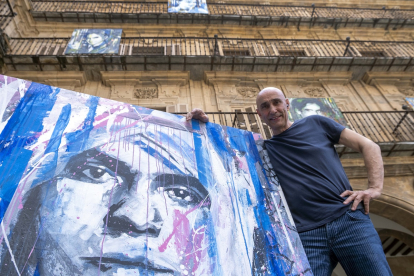 El pintor Florencio Maíllo junto a una de las obras pictóricas incluidas en el proyecto multidisciplinar Folklorquiando, en en la plaza Mayor de Salamanca. -ICAL