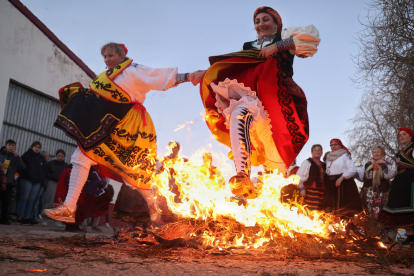 Las mujeres del pueblo saltan la hoguera para celebrar la festividad de Santa Águeda, esta tradición se lleva haciendo desde el siglo XVIII. -ICAL