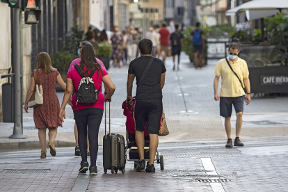 Turistas caminan por el centro de la ciudad de Valladolid. / PABLO REQUEJO (PHOTOGENIC)