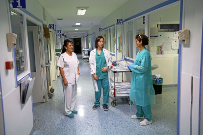 Personal sanitario en los pasillos del Hospital Clínico de Valladolid.- J.M. LOSTAU