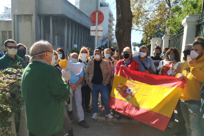 Concentración la semana pasada en la embajada en Montevideo. Abajo, la periodista vallisoletana María García. / M.G./ EM