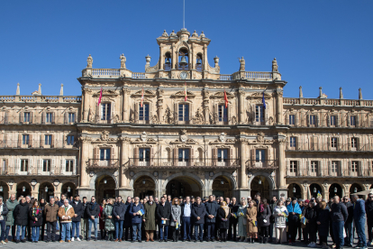 El Ayuntamiento de Salamanca se suma a las concentraciones silenciosas convocadas por la FEMP con motivo del primer aniversario de la guerra de Ucrania.-ICAL