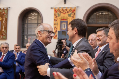 Javier Iglesias, presidente de la nueva Corporación Provincial de la Diputación de Salamanca, saluda al presidente de la Junta de Castilla y León, Alfonso Fernández Mañueco. -ICAL
