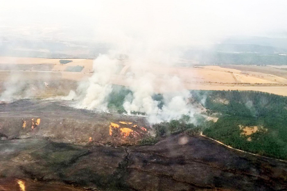 Incendio forestal en Tabanera de Valdavia (Palencia).- ICAL