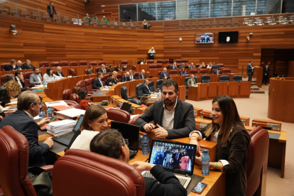 El portavoz del Grupo Socialista, Luis Tudanca, junto a procuradores del PSOE disfruta la segunda sesión del Pleno de los Presupuestos Generales de la Comunidad para 2023. - ICAL