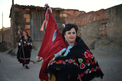 Las mujeres del pueblo saltan la hoguera para celebrar la festividad de Santa Águeda, esta tradición se lleva haciendo desde el siglo XVIII. -ICAL