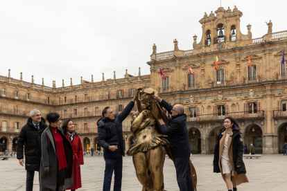 El alcalde de Salamanca, Carlos García Carbayo, y el presidente de la Diputación de Salamanca, Javier Iglesias, inauguran la escultura del artista chino Xu Hongfei en la Plaza Mayor. -ICAL