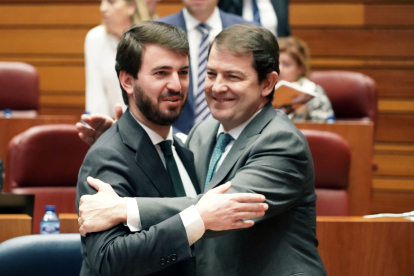 El presidente de la Junta, Alfonso Fernández Mañueco, y el vicepresidente, Juan García Gallardo, se abrazan tras finalizar la segunda sesión del Pleno de los Presupuestos Generales de la Comunidad para 2023. - ICAL