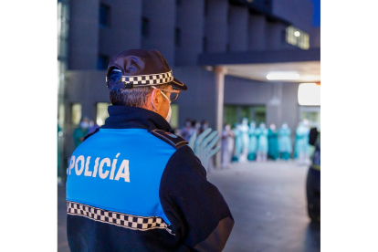 La Policía de Segovia se une a los aplausos del personal sanitario. - ICAL