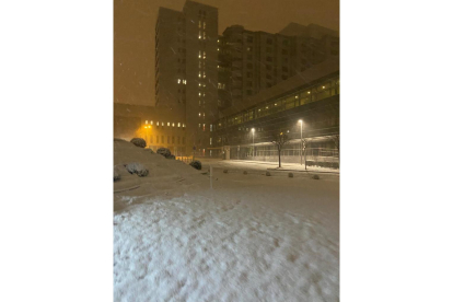 Las nevadas cubren el Hospital de León.- E. M.