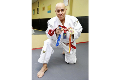 Julio Cereijo posa con las medallas nacionales e internacionales conseguidas sobre el tatami. - J.M. LOSTAU