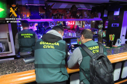 La Guardia Civil desmantela un club de alterne subterráneo en Salamanca.-EP