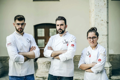 Emilio Martín, en el centro, con dos miembros del equipo de cocina, Carlos Adeva (i) y Sheila García (d).  / LA POSADA