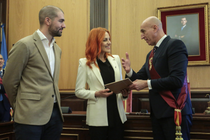 Los astronautas, Sara García y Pablo Álvarez, fueron recibidos en el Ayuntamiento de León. ICAL
