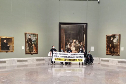 Enfermos con el síndrome tóxico de la colza se encierran en el Museo del Prado.- ICAL