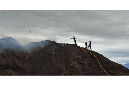 Incendio en las pilas de biomasa acumuladas frente a la central de la empresa Forestalia en el municipio berciano de Cubillos del Sil. - ICAL