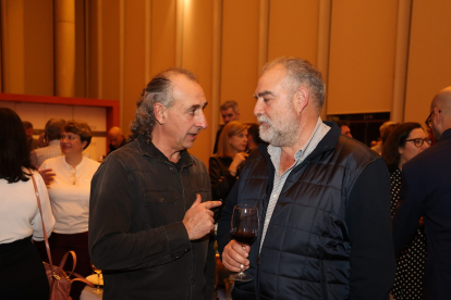 Jesús Manuel González y Valentín García en los Premios La Posada 2023 de El Mundo de Castilla y León. -PHOTOGENIC