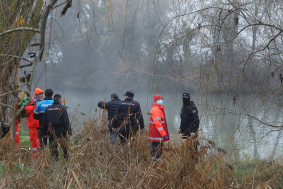 La Policía Nacional trabaja para rescatar un vehículo hundido con un varón en las aguas del río Carrión a su paso por Palencia. ICAL