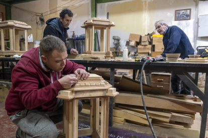 Proceso de talla en madera en el taller propio de la archicofradía del Rosario. -ICAL