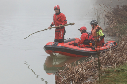 La Policía Nacional trabaja para rescatar un vehículo hundido con un varón en las aguas del río Carrión a su paso por Palencia. ICAL