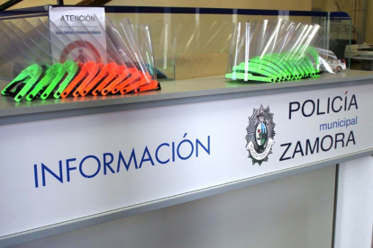 Pantallas protectoras faciales de la Policía Municipal de Zamora.- ICAL