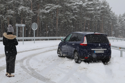 Nieve en la CL 615 cerca de la localidad de Guardo en Palencia.- ICAL