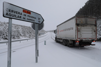 Nieve en la CL 615 cerca de la localidad de Guardo en Palencia.- ICAL