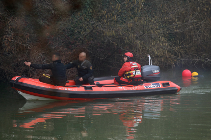 Los GEO y los bomberos balizan una zona del río Carrión para localizar un vehículo hundido con un varón en Palencia. ICAL
