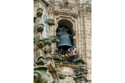 Un año más, la víspera de todos los Santos 'el mariquelo' sube a la torre de la catedral. -ICAL