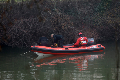 Los GEO y los bomberos balizan una zona del río Carrión para localizar un vehículo hundido con un varón en Palencia. ICAL