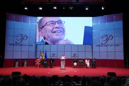 La hija de Fernando Sánchez Drago, Ayanta Barili, lee el discurso que redactó su padre como Premio Castilla y León de las Letras 2022. ICAL
