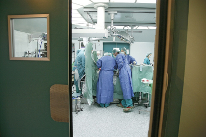 Personal sanitario durante una intervención quirúrgica en el hospital Clínico de Valladolid. / ICAL