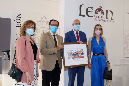 El alcalde de León, José Antonio Diez, presenta el cupón de la ONCE. - EUROPA PRESS